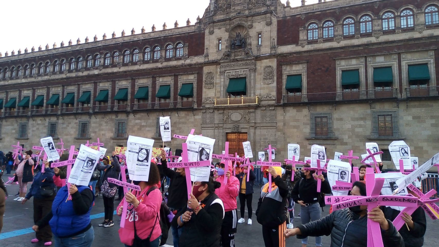 Mujeres protestan contra feminicidios en Palacio Nacional
