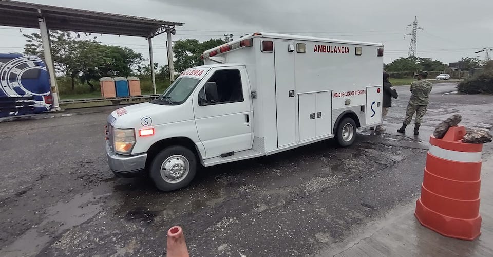 INM detiene ambulancia con 36 migrantes en Tabasco