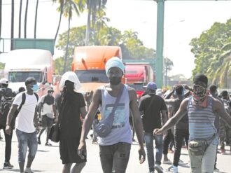 Migrantes bloquean vías para protestar contra el INM en Chiapas