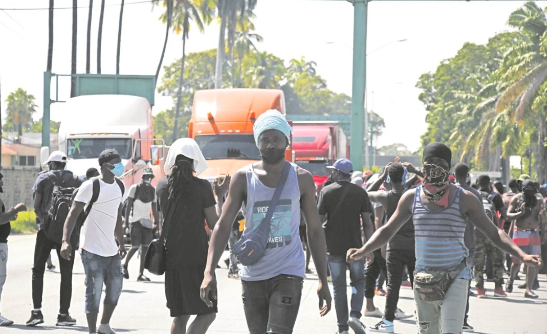 Migrantes bloquean vías para protestar contra el INM en Chiapas