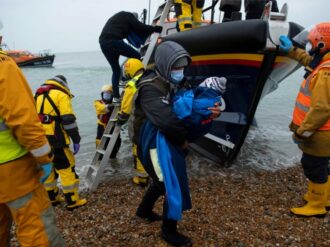 «No seremos cementerio de migrantes», dice Macron tras naufragio en Francia
