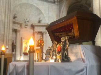 Exponen reliquias en la catedral