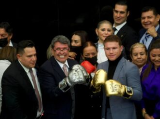 Entrega Senado reconocimiento al Canelo Álvarez y a su entrenador Eddy Reynoso