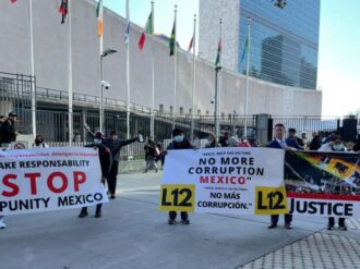 Víctimas de la Línea 12 protestan durante mensaje de AMLO ante la ONU