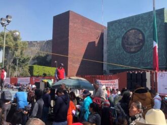 Organizaciones cierran accesos a la Cámara de Diputados; exigen presupuesto