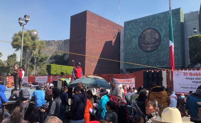 Organizaciones cierran accesos a la Cámara de Diputados; exigen presupuesto