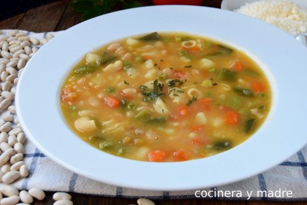 Sopa minestrone casera