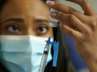 EU aprueba tercera dosis de vacuna Covid-19 para mayores de 18 años