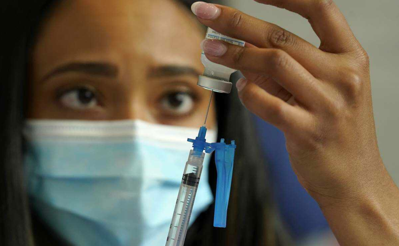 EU aprueba tercera dosis de vacuna Covid-19 para mayores de 18 años