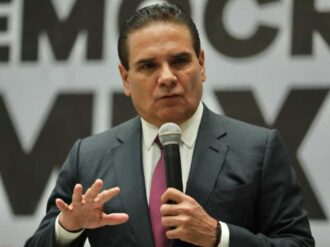 Difunden fotos de lujosos complejos que usaba Aureoles mientras había cuarteles “de plástico”