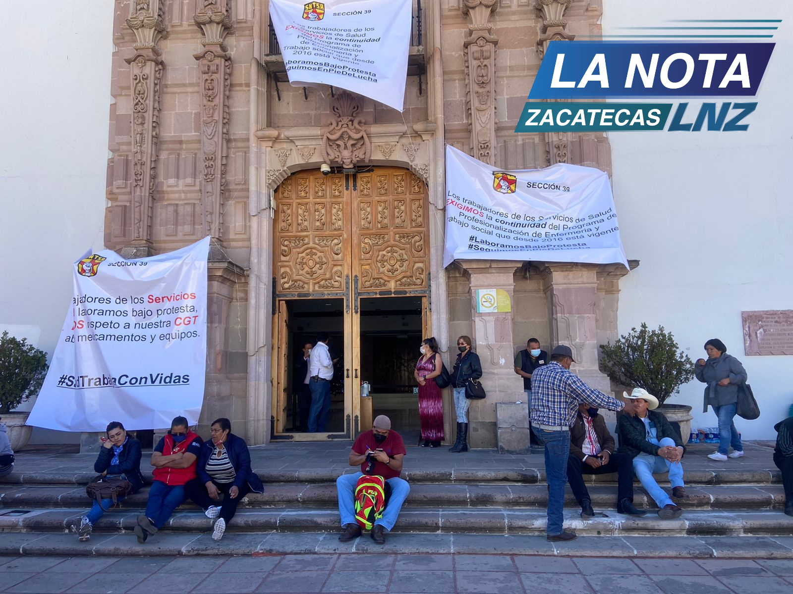 Distintos grupos protestan a las afueras del Congreso del Estado