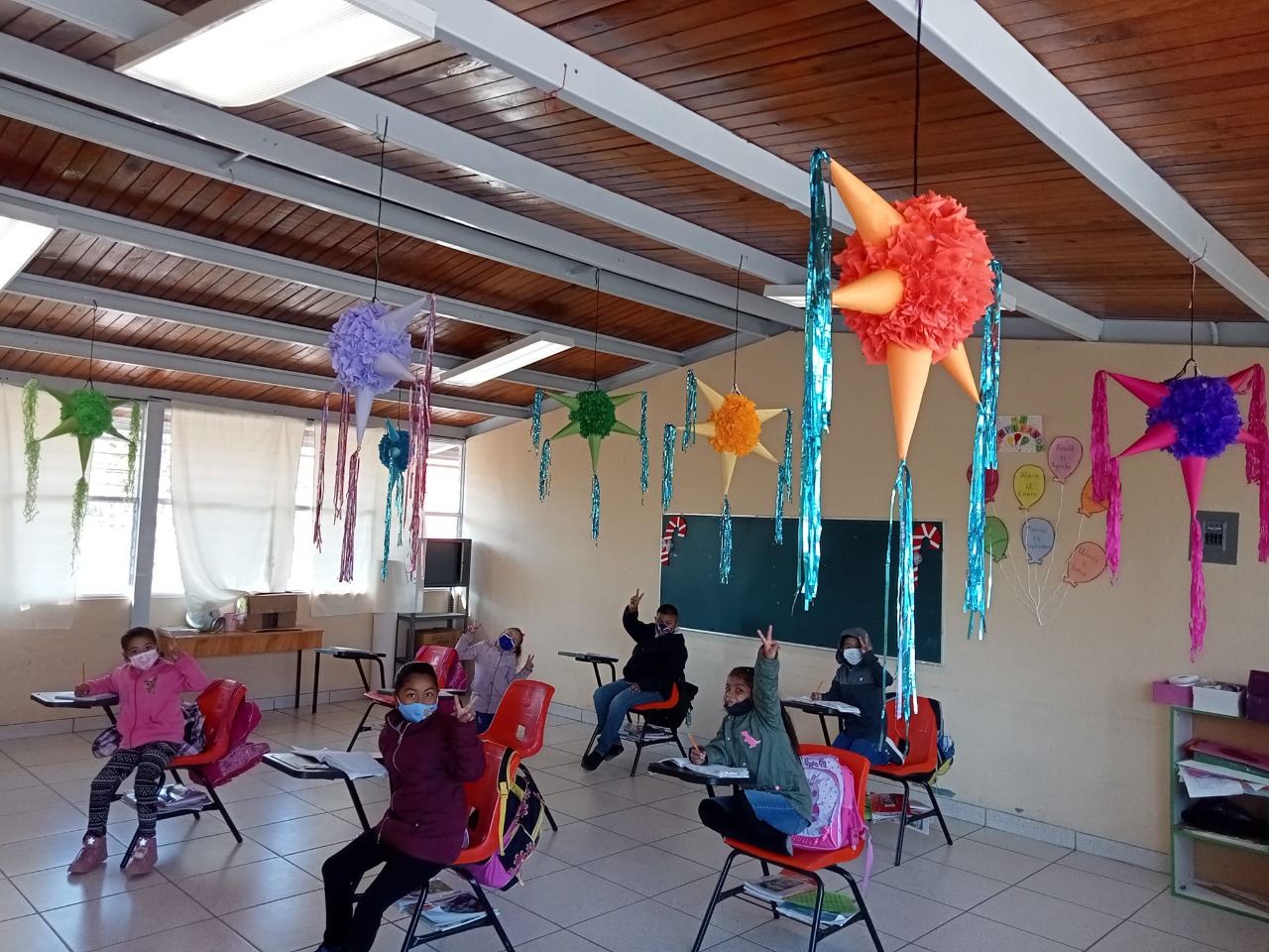 Hacen piñatas con papel reciclado