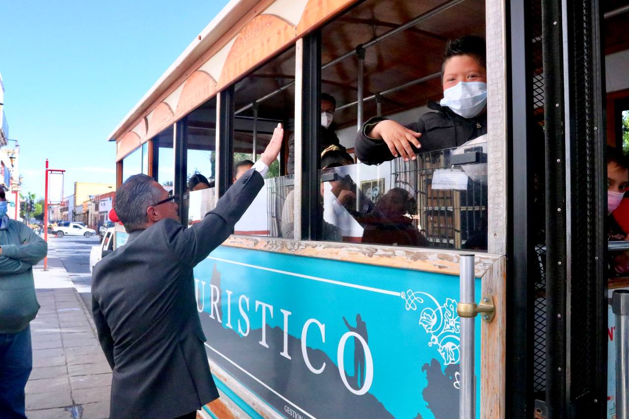 Dan paseo en tranvía a usuarios del CRIJJ