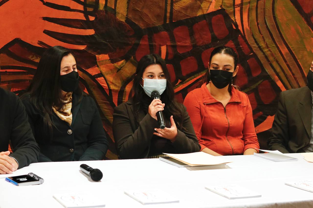 Paola Esquivel presenta su obra Las caras del amor