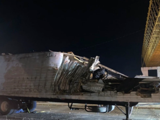 Así adaptaron con huecos en el techo el tráiler para traficar migrantes que volcó en Chiapas