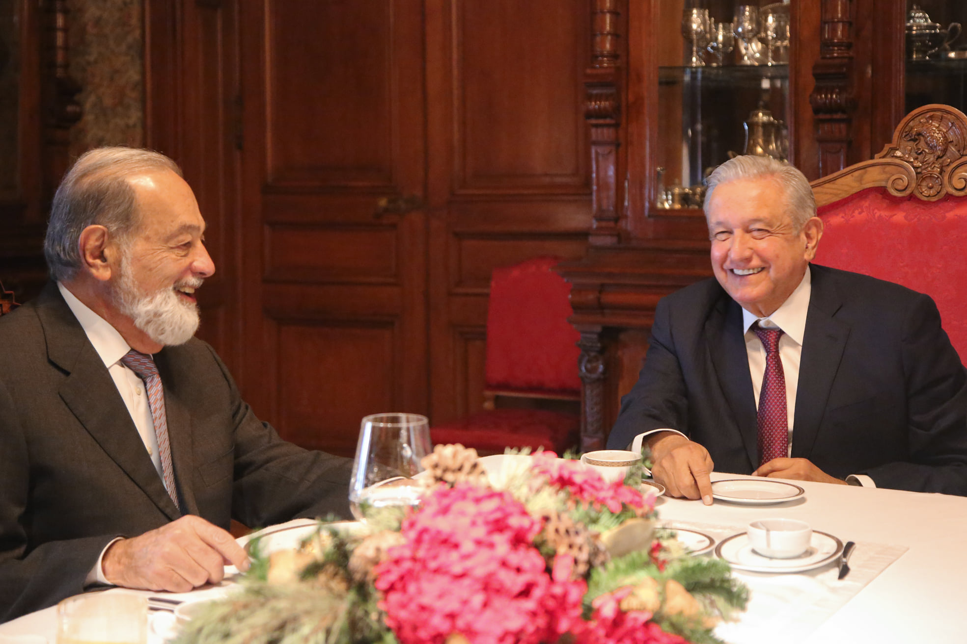 AMLO desayuna con Carlos Slim, «buen empresario que contribuye al desarrollo del país”