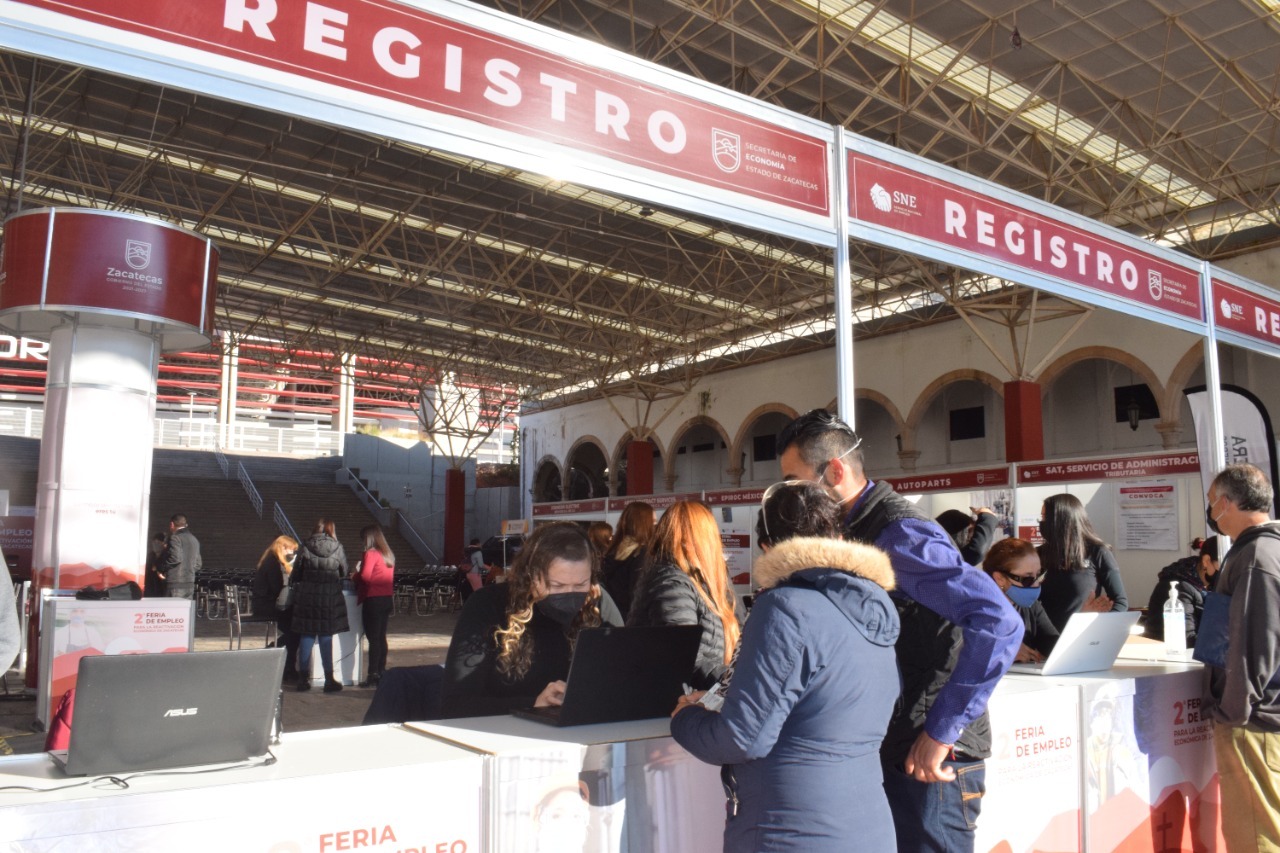 Ofertan más de mil vacantes en la Feria del Empleo