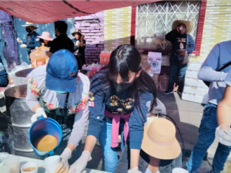 Barbacoa, carnitas, refrescos: Rafael destinó 100 mil pesos para alimentar a peregrinos