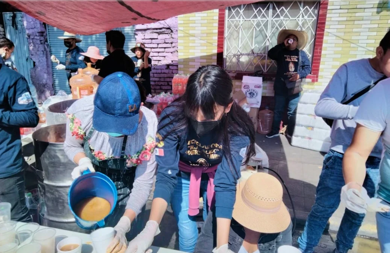 Barbacoa, carnitas, refrescos: Rafael destinó 100 mil pesos para alimentar a peregrinos