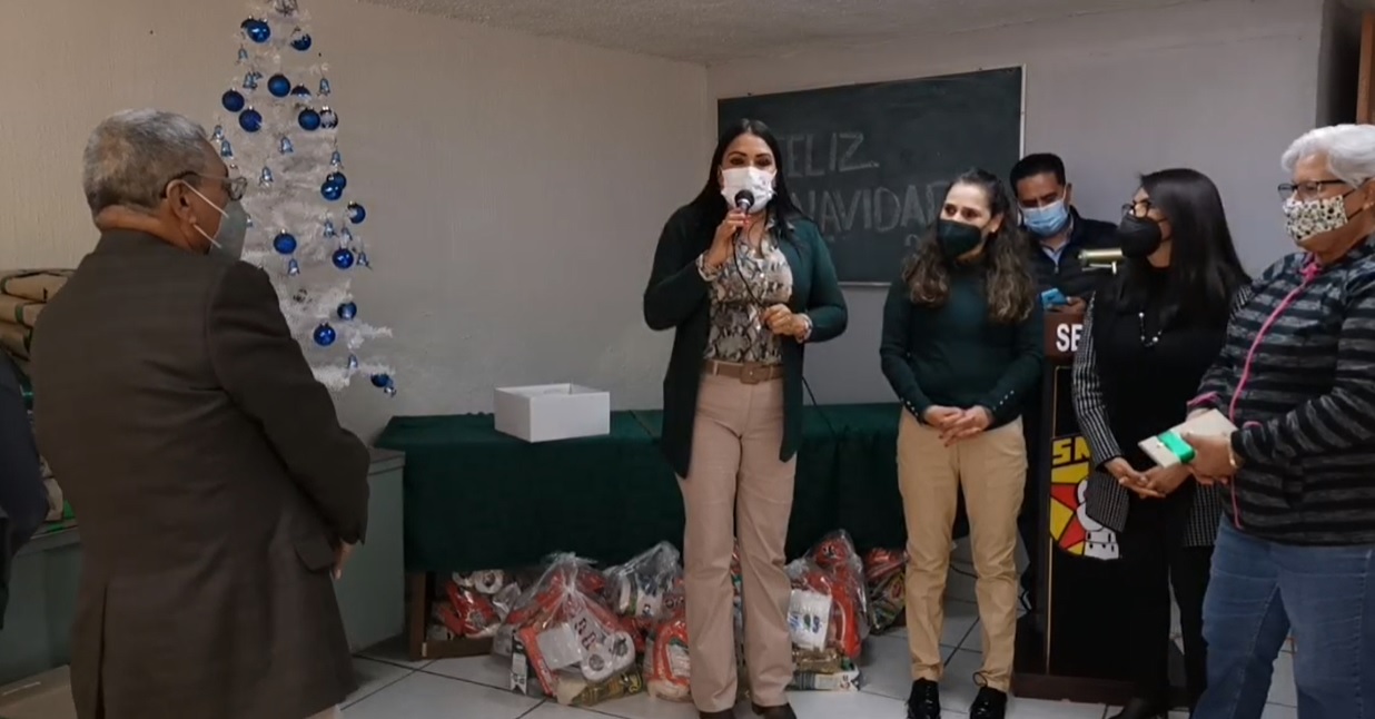 Realiza Norma Castorena sorteo navideño para jubilados