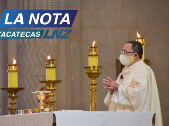 Ofician misa en el día de la Sagrada Familia