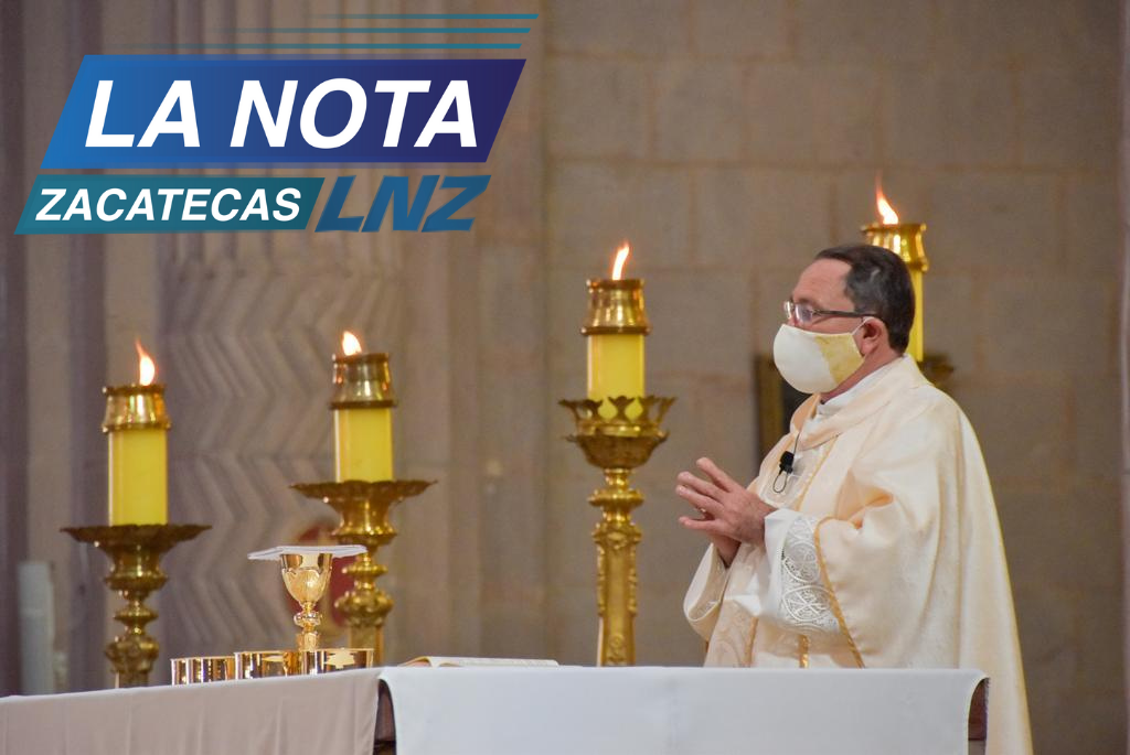 Ofician misa en el día de la Sagrada Familia