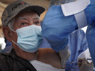 Anuncia AMLO refuerzo de vacuna antiCovid para adultos mayores