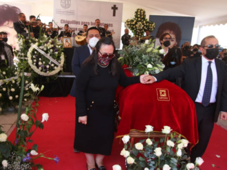 Despiden a Carmen Salinas entre música, aplausos y porras en el Monumento a la Madre