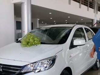 Recibe Chayito el coche que se ganó en el sorteo navideño