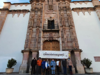 Frente Nacional por la Familia se manifiesta afuera del Congreso de Zacatecas