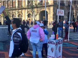 Instalan en el Zócalo puntos de recolección de firmas para “ratificación” de AMLO