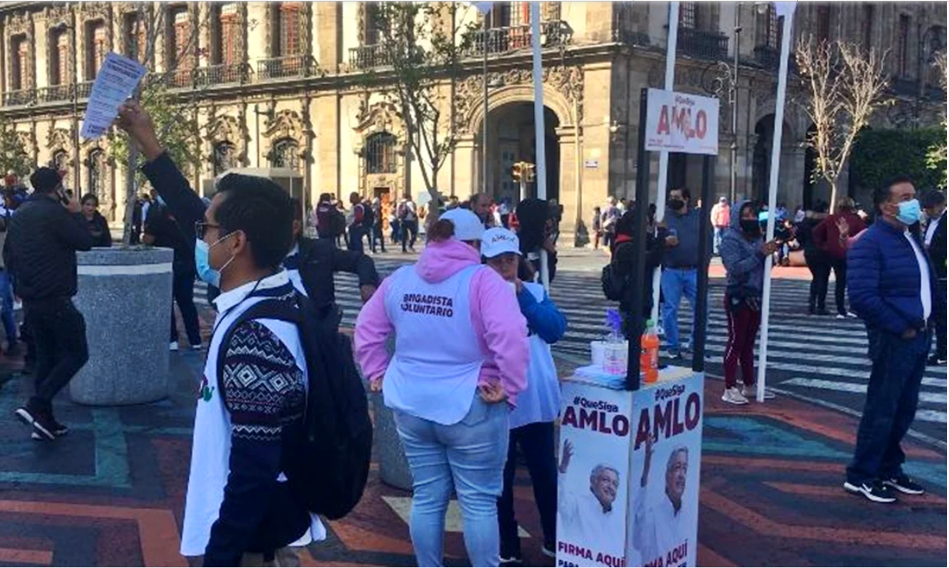 Instalan en el Zócalo puntos de recolección de firmas para “ratificación” de AMLO