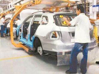 Profeco emite alerta por fallas en vehículos de Volkswagen, Mazda y Subaru