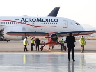 Aeroméxico sufre desplome histórico en bolsa; acción se hunde 76%