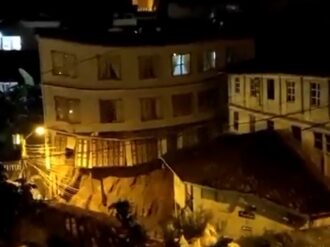 Socavón en Ecuador se traga dos casas; hay 300 evacuados