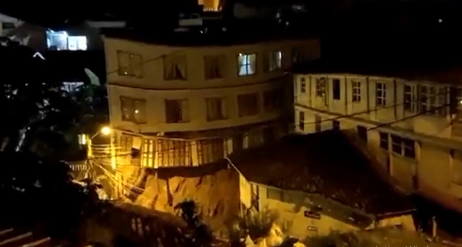 Socavón en Ecuador se traga dos casas; hay 300 evacuados