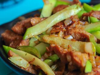 Carne fileteada de soya con chayotes