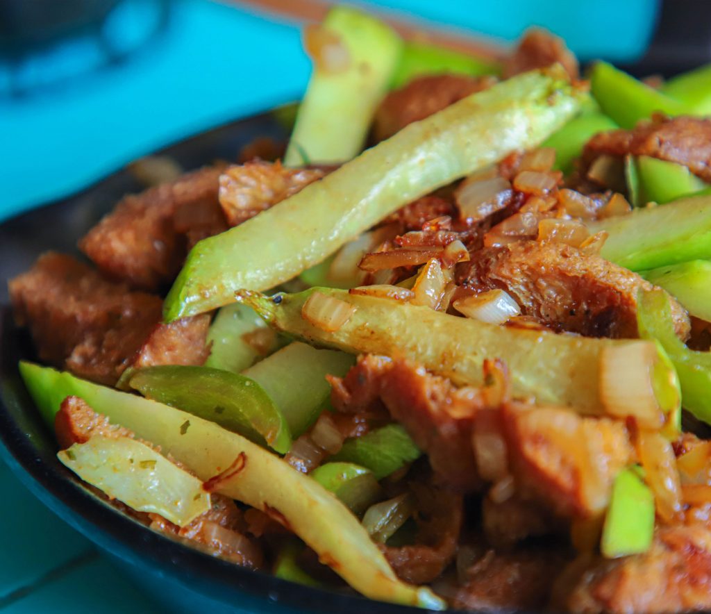 Carne fileteada de soya con chayotes