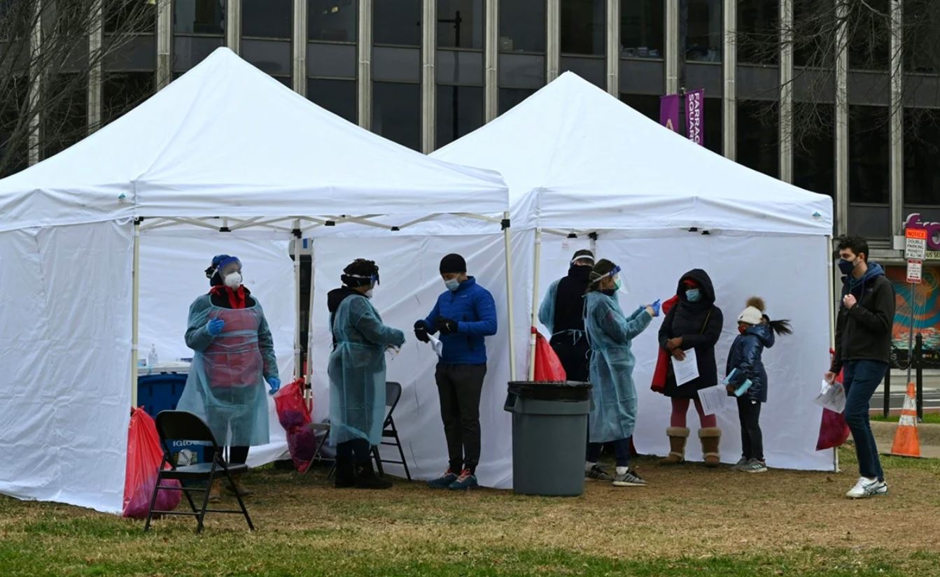 De cara a Año Nuevo, el mundo rebasa el millón de casos diarios de Covid-19