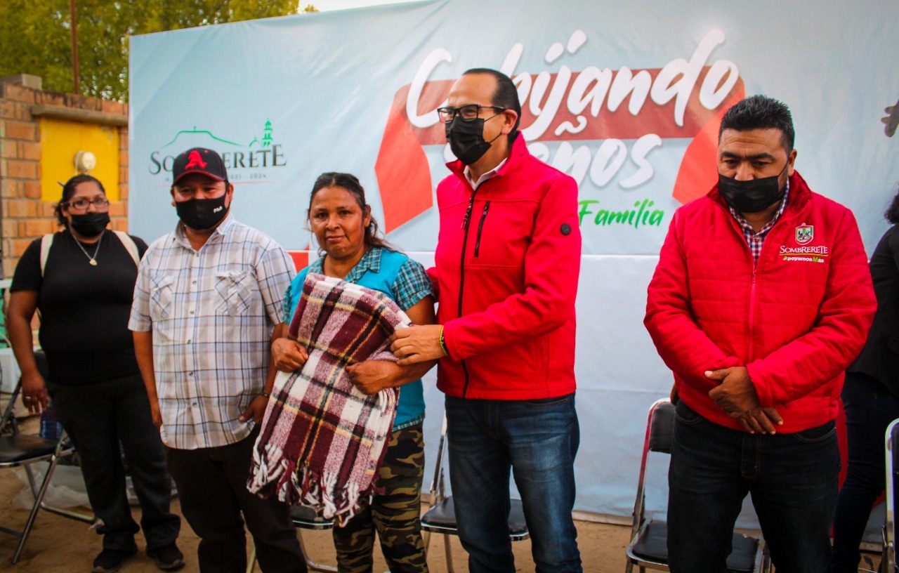 Entregan cobijas a sombreretenses