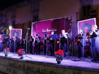 Romanticismo en el foro navideño con la rondalla de la Casa del Jubilado.