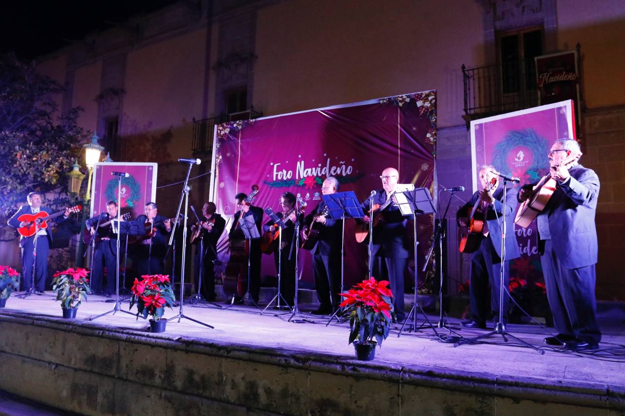 Romanticismo en el foro navideño con la rondalla de la Casa del Jubilado.
