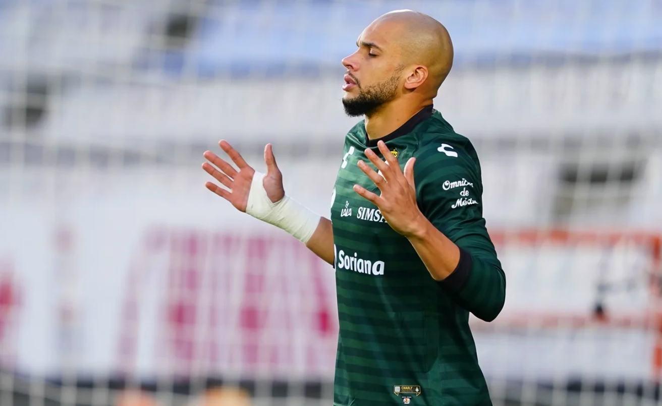 América va por la figura en la defensa del Santos