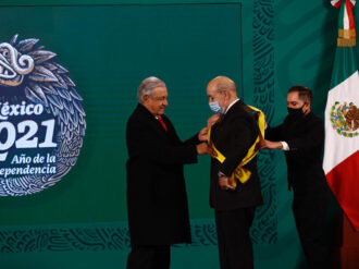 AMLO condecora con la Orden Mexicana del Águila Azteca a ministro francés