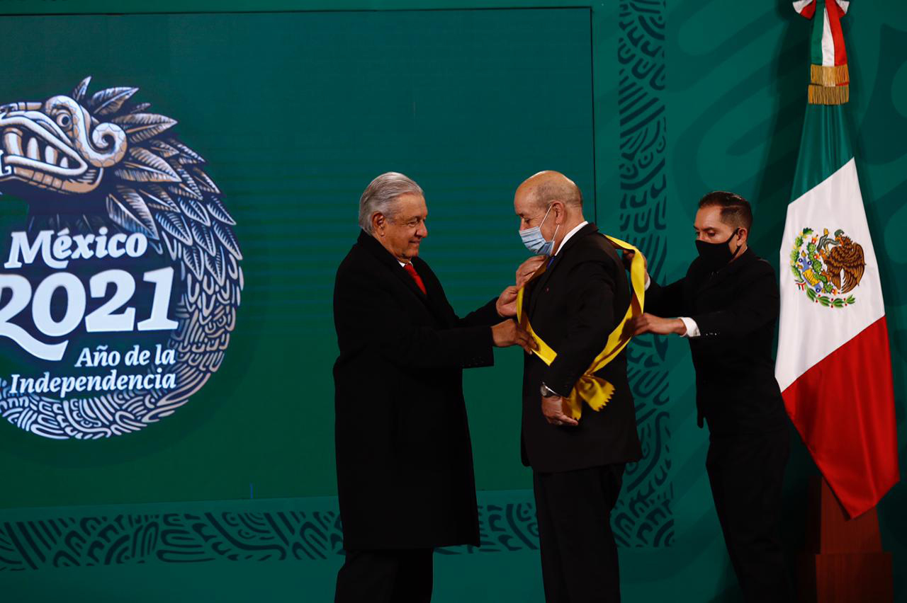 AMLO condecora con la Orden Mexicana del Águila Azteca a ministro francés