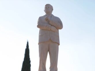 Develan escultura de AMLO en Atlacomulco, cuna del priismo