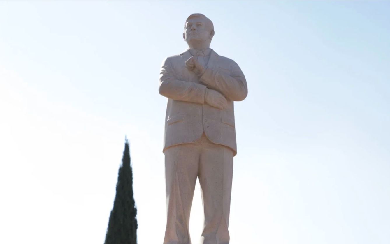 Develan escultura de AMLO en Atlacomulco, cuna del priismo