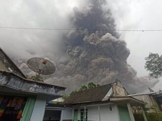 Al menos 1 muerto y 41 heridos por la erupción del volcán indonesio Semeru