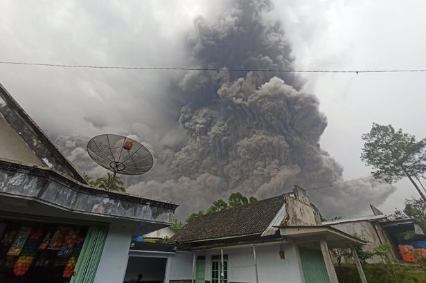 Al menos 1 muerto y 41 heridos por la erupción del volcán indonesio Semeru