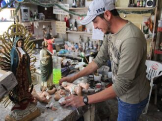 Las manos de Álvaro restauran el milagro del pesebre